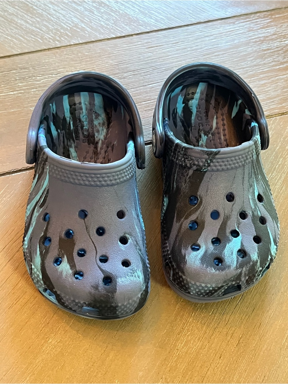 CROCS Kids Marble-Print Clog in Black and Teal